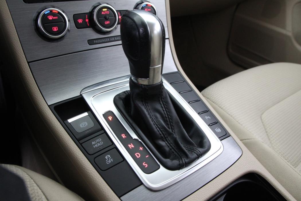 VOLKSWAGEN Passat 2012