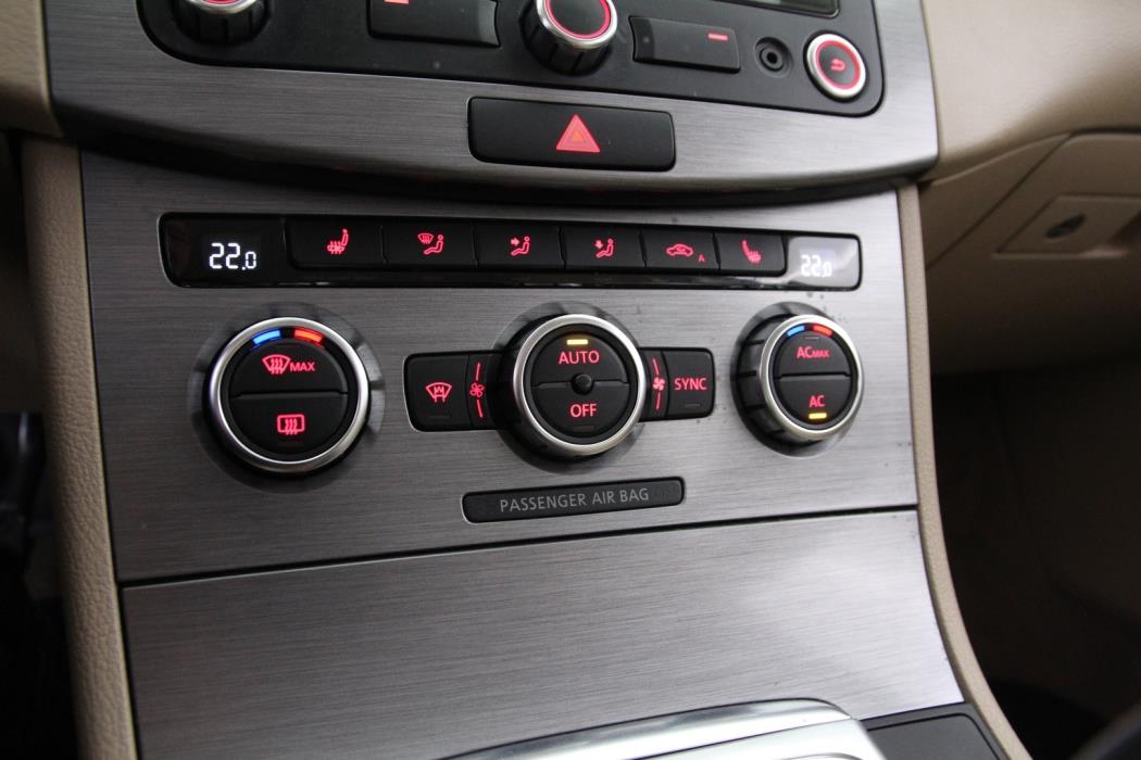 VOLKSWAGEN Passat 2012
