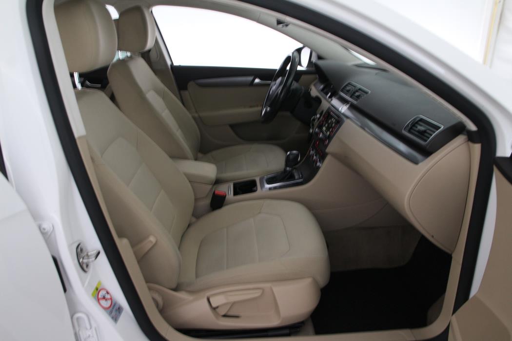 VOLKSWAGEN Passat 2012