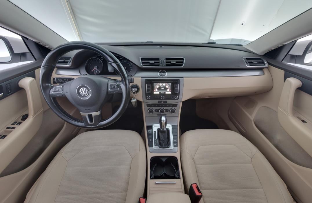 VOLKSWAGEN Passat 2012