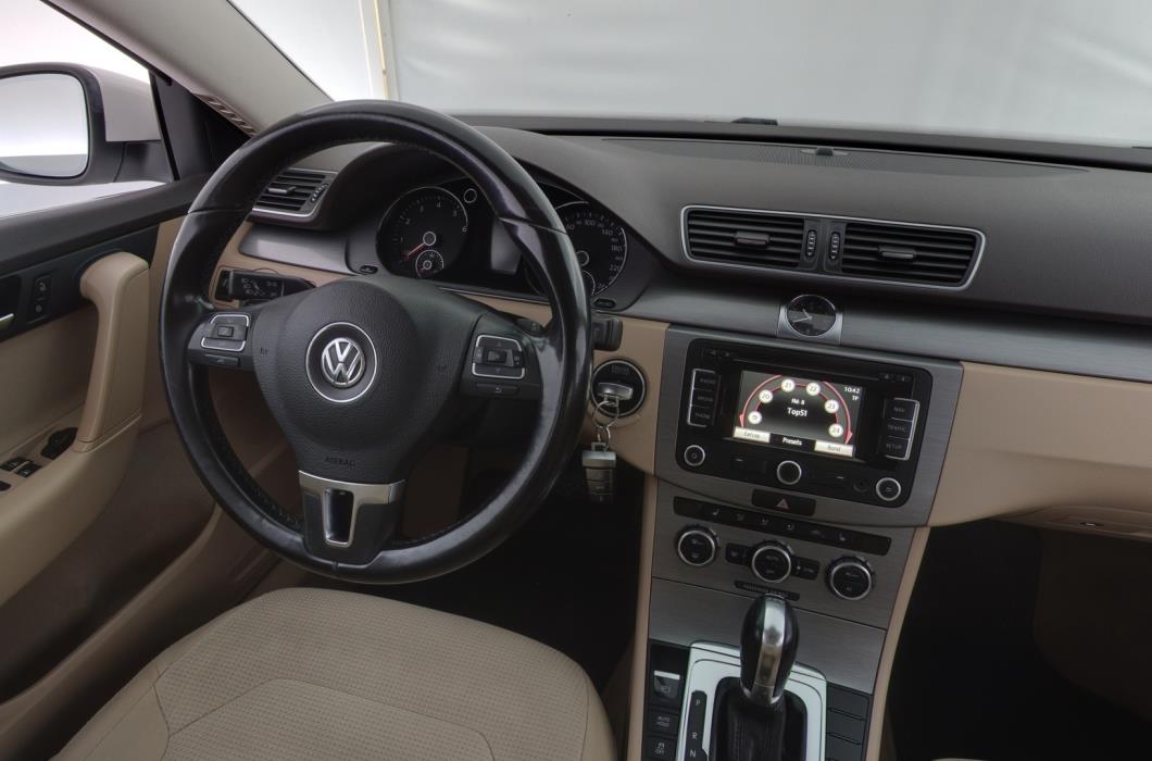 VOLKSWAGEN Passat 2012