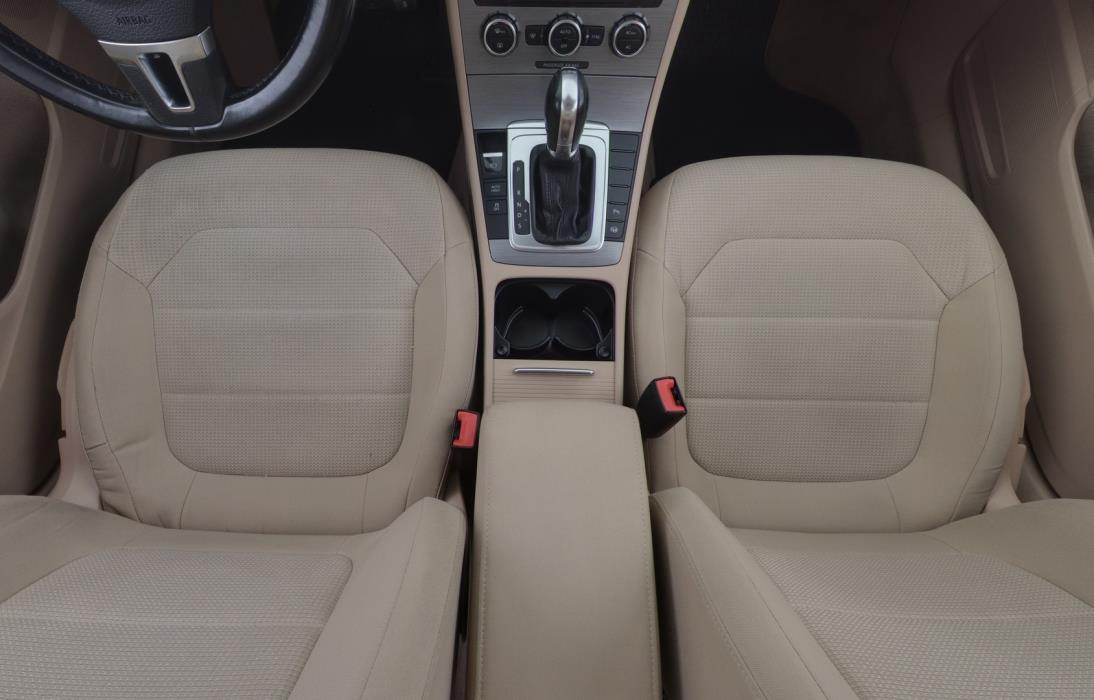 VOLKSWAGEN Passat 2012