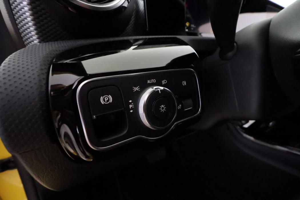 MERCEDES-BENZ A 2021
