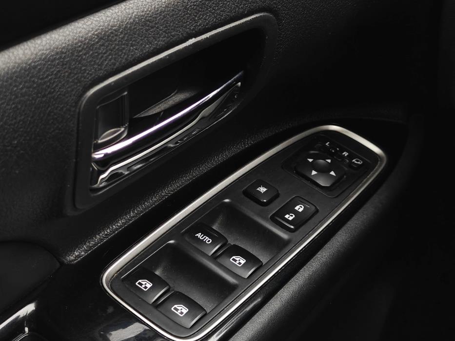 MITSUBISHI Outlander 2016