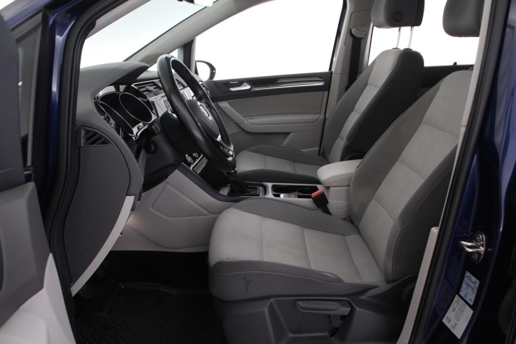 VOLKSWAGEN Touran 2016