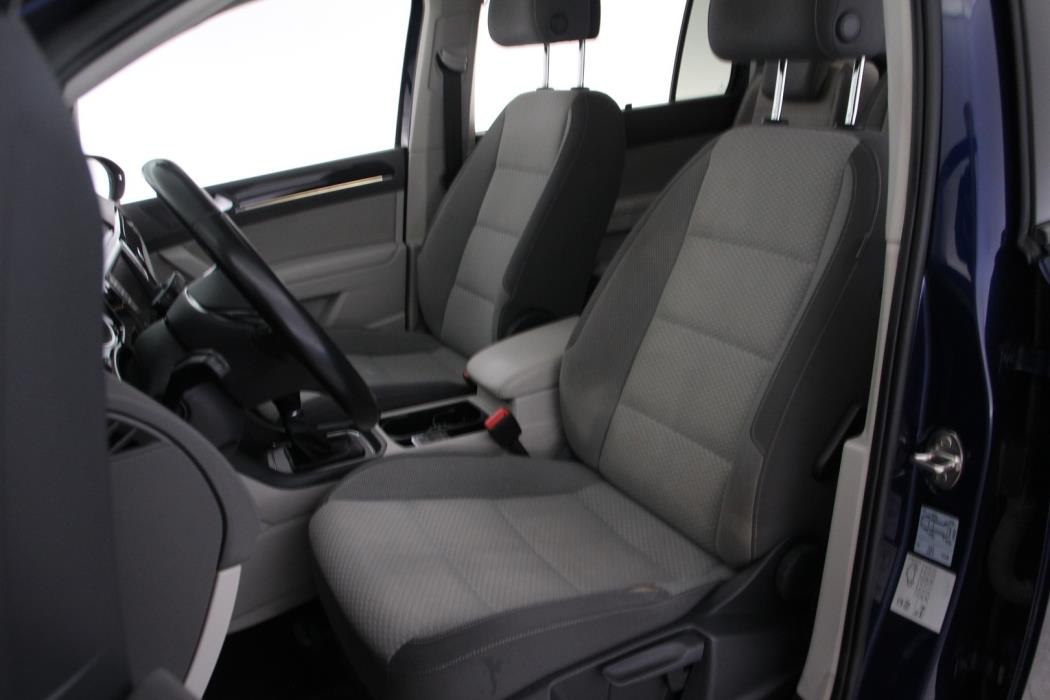 VOLKSWAGEN Touran 2016