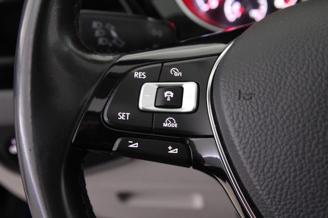 VOLKSWAGEN Touran 2016