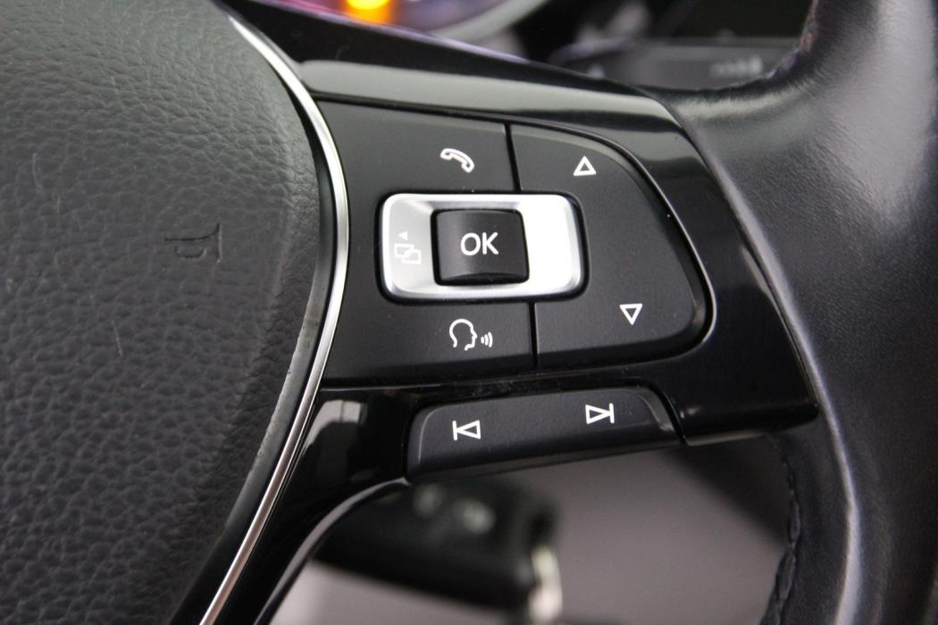 VOLKSWAGEN Touran 2016