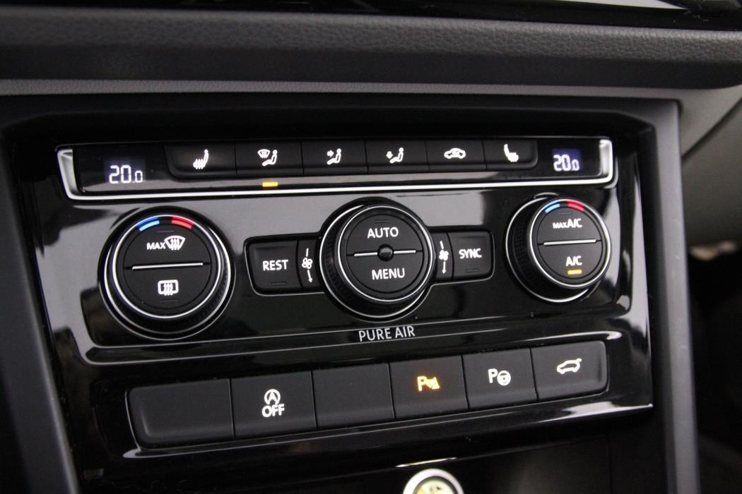 VOLKSWAGEN Touran 2016