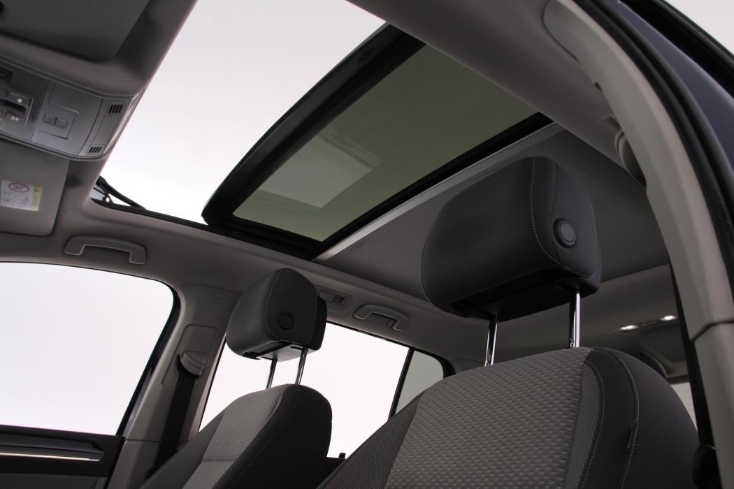 VOLKSWAGEN Touran 2016