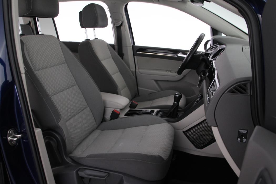 VOLKSWAGEN Touran 2016