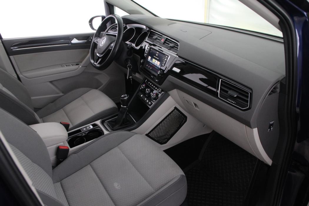 VOLKSWAGEN Touran 2016