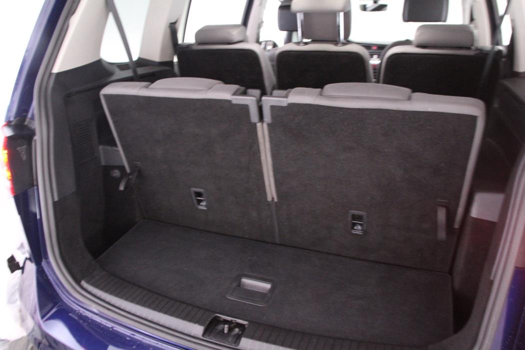 VOLKSWAGEN Touran 2016