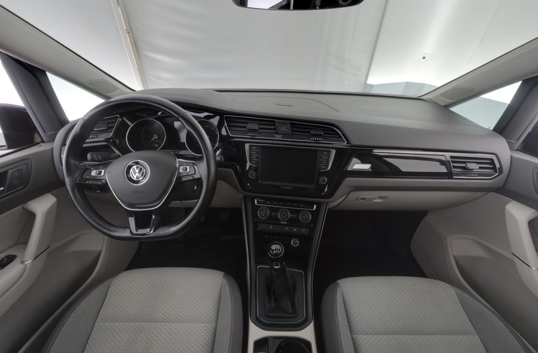 VOLKSWAGEN Touran 2016