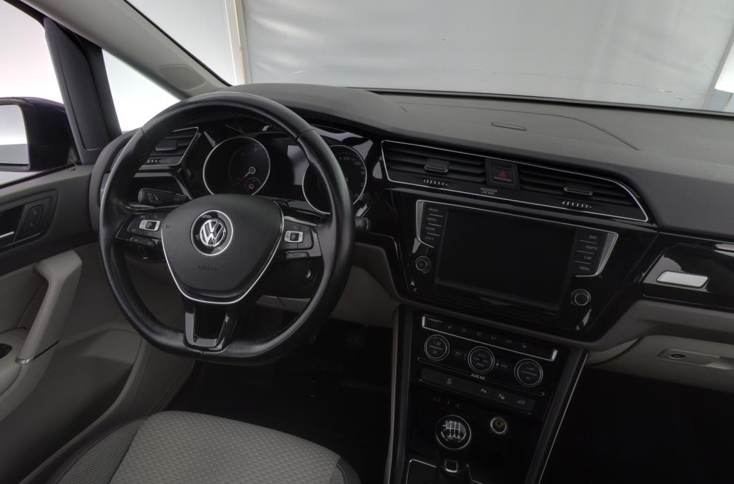 VOLKSWAGEN Touran 2016