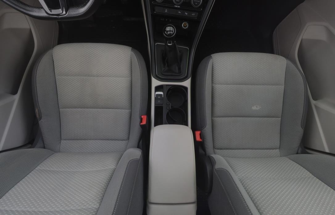 VOLKSWAGEN Touran 2016