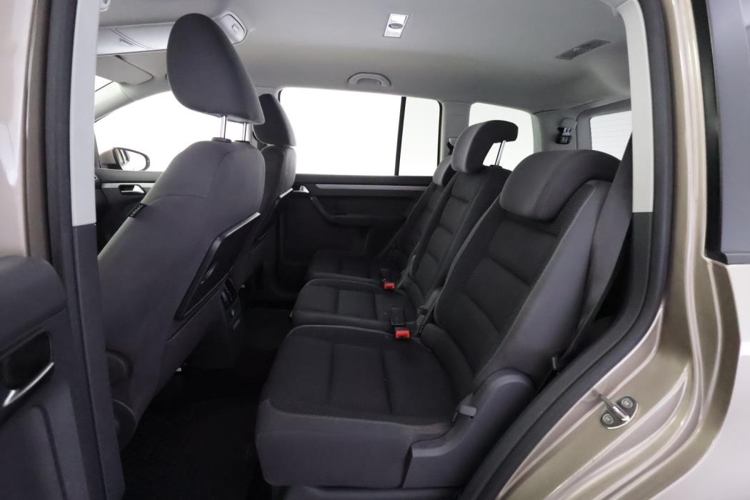 VOLKSWAGEN Touran 2012