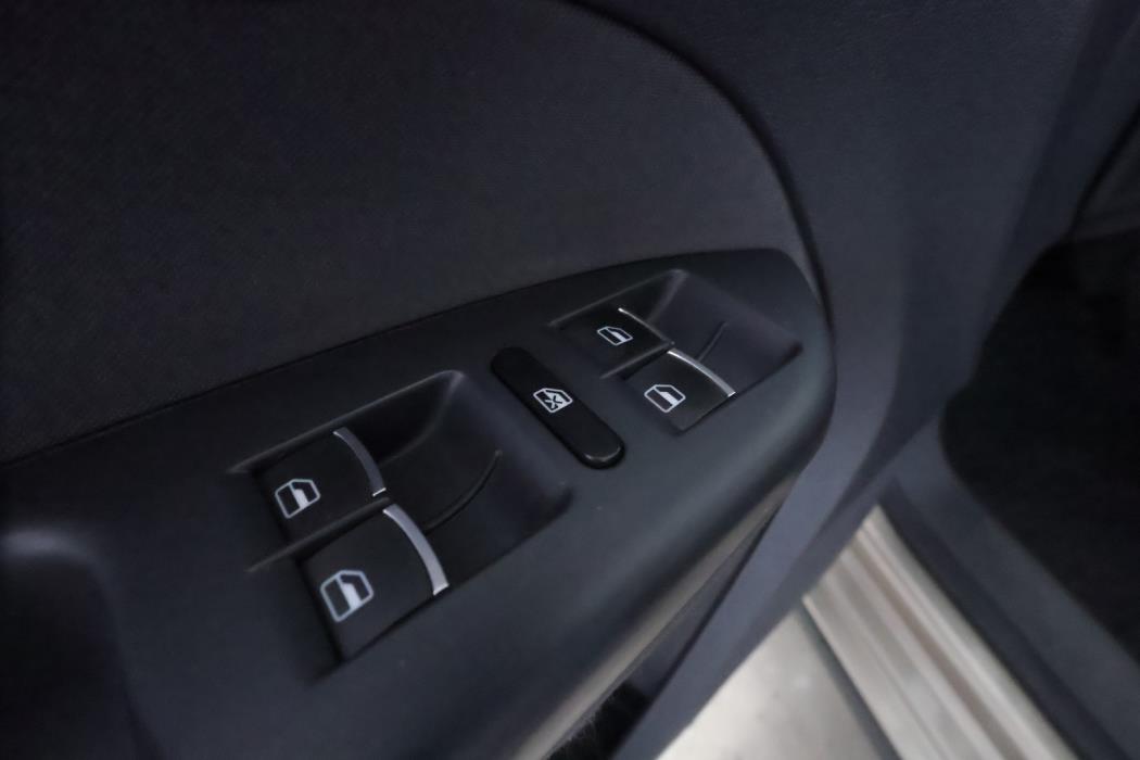 VOLKSWAGEN Touran 2012