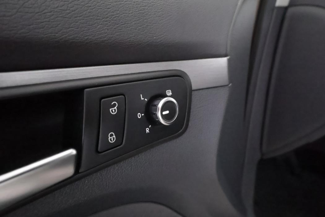 VOLKSWAGEN Touran 2012