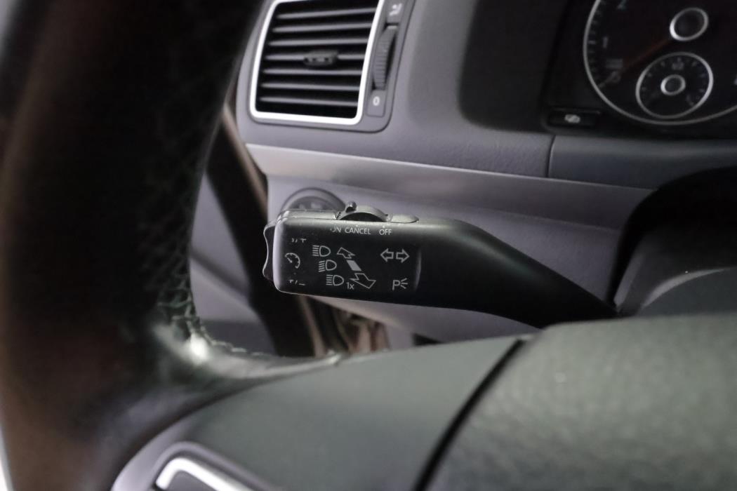 VOLKSWAGEN Touran 2012