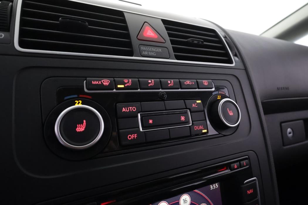 VOLKSWAGEN Touran 2012