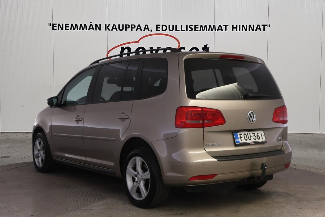 VOLKSWAGEN Touran 2012