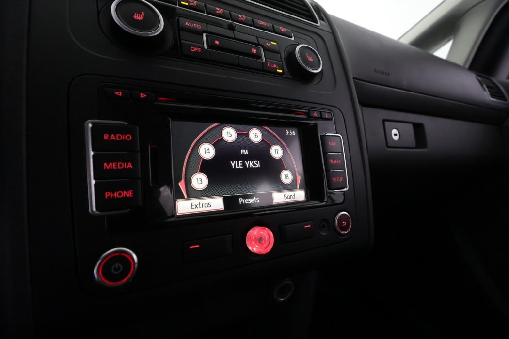 VOLKSWAGEN Touran 2012