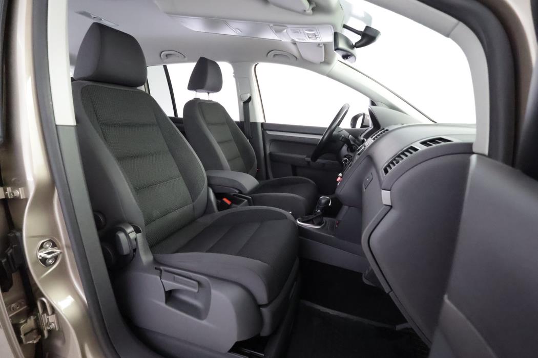 VOLKSWAGEN Touran 2012