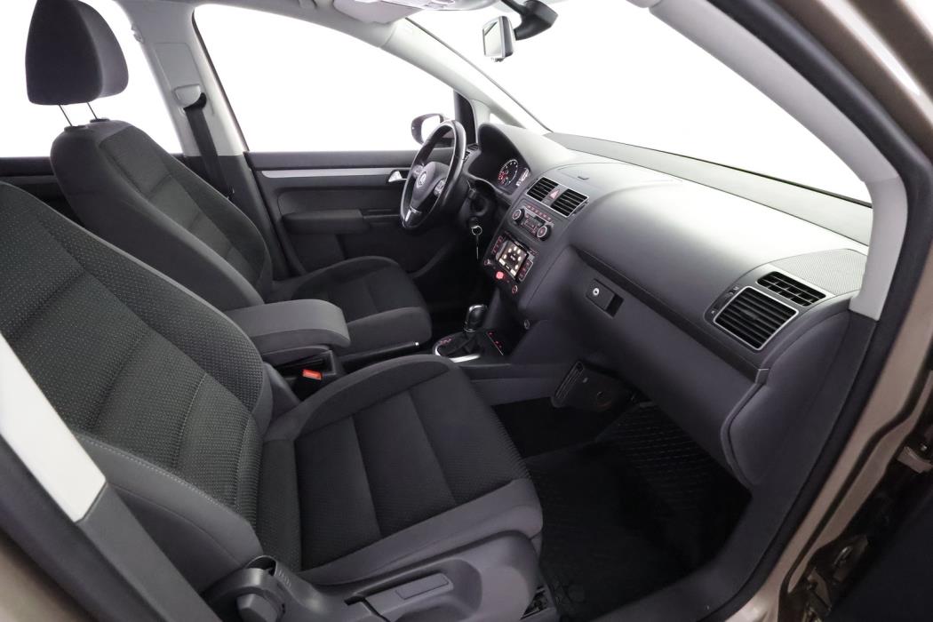 VOLKSWAGEN Touran 2012