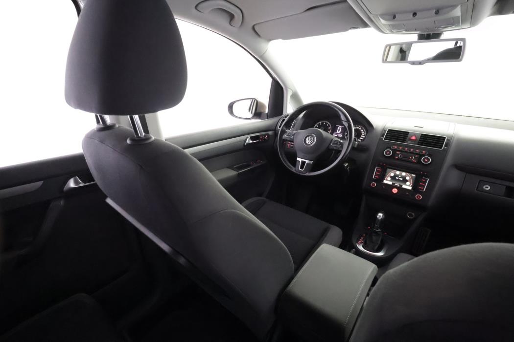 VOLKSWAGEN Touran 2012