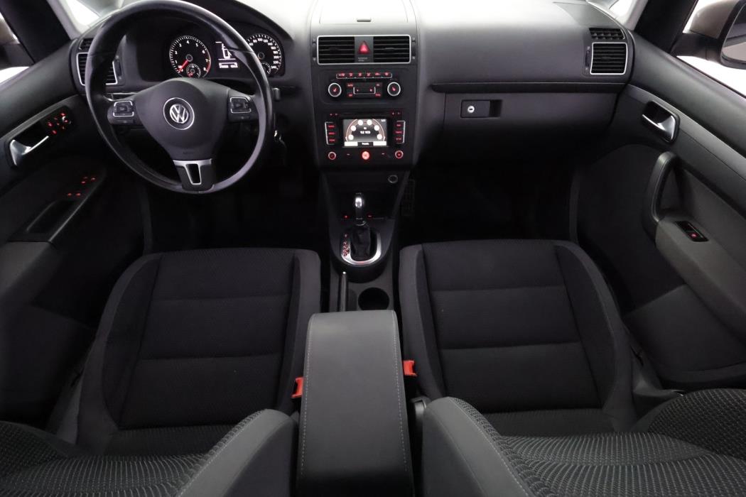 VOLKSWAGEN Touran 2012