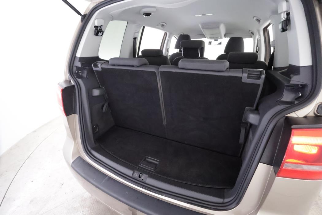 VOLKSWAGEN Touran 2012