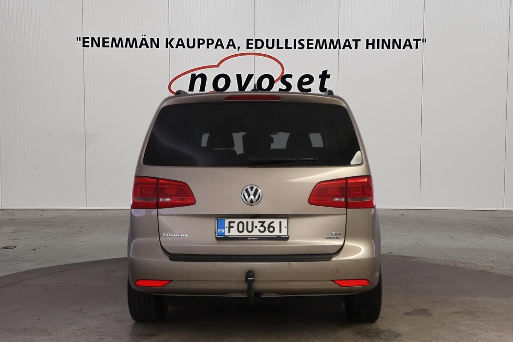 VOLKSWAGEN Touran 2012