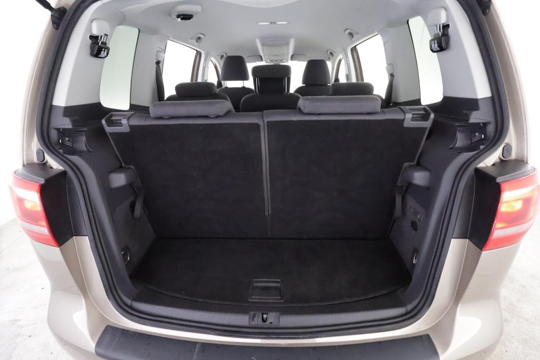 VOLKSWAGEN Touran 2012
