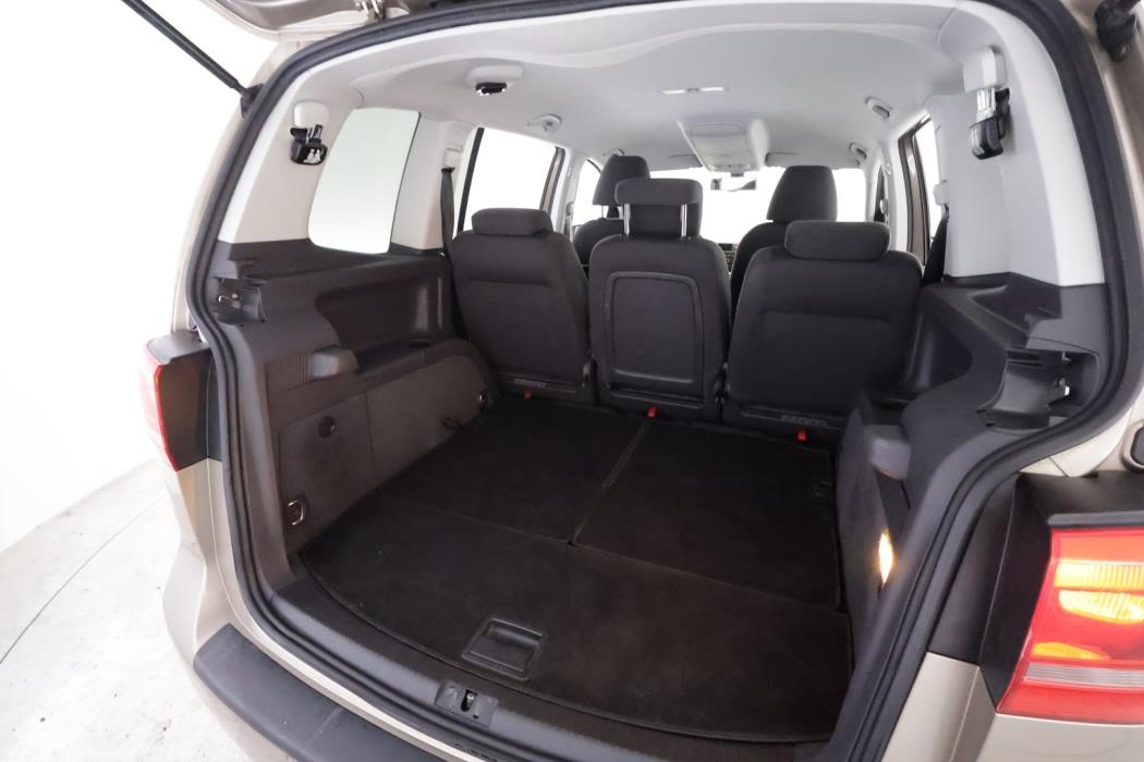 VOLKSWAGEN Touran 2012