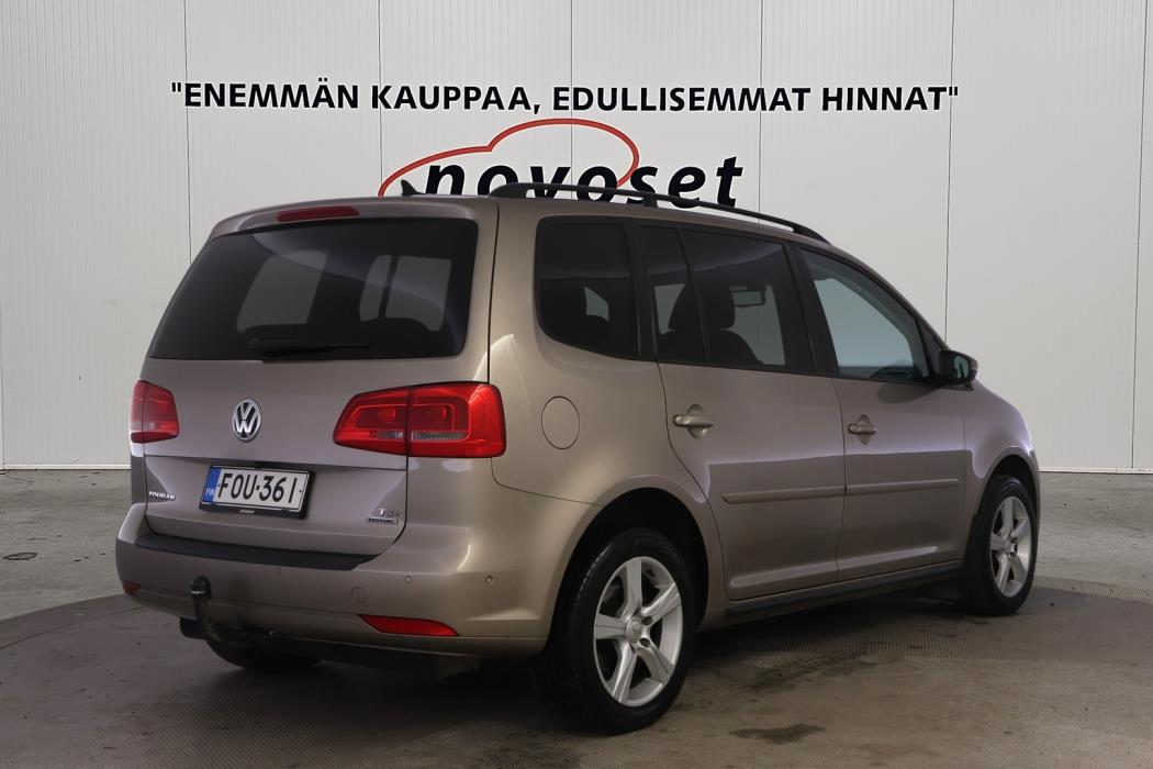 VOLKSWAGEN Touran 2012