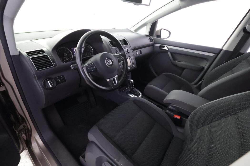 VOLKSWAGEN Touran 2012