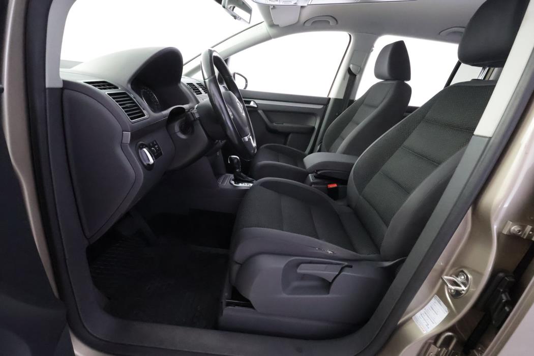 VOLKSWAGEN Touran 2012