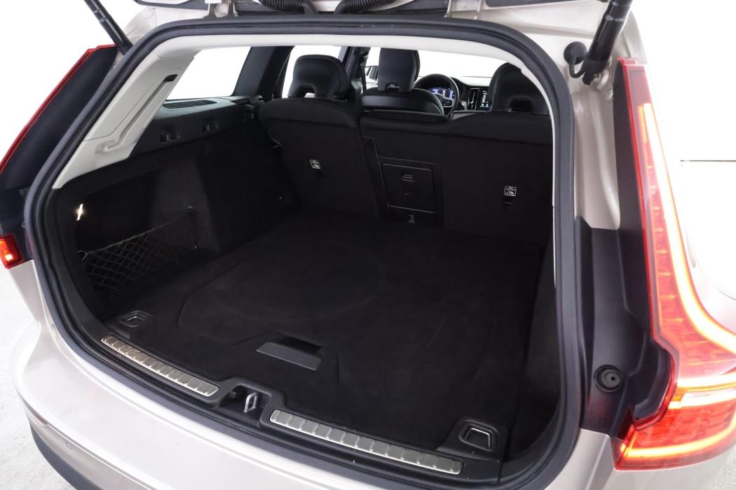 VOLVO V60 2023