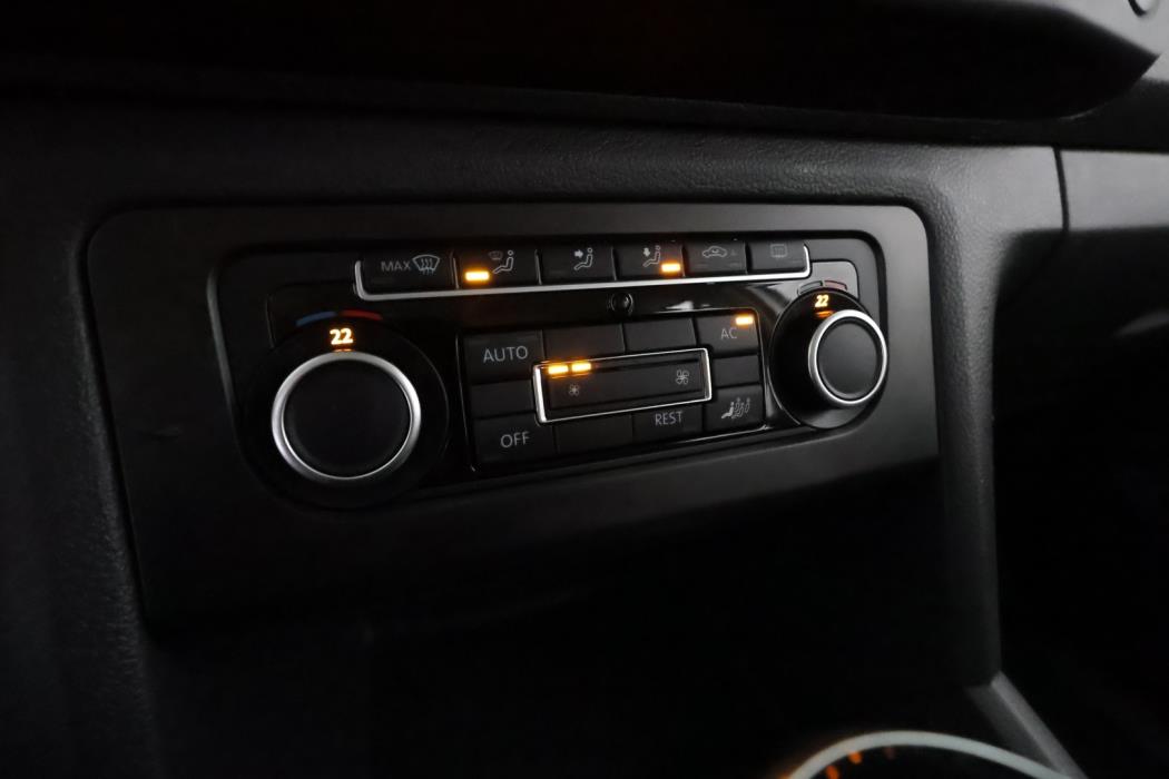 VOLKSWAGEN Amarok 2012