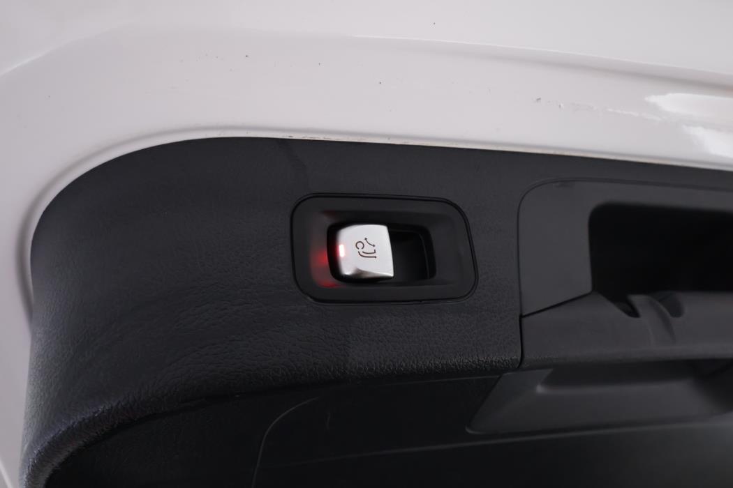 MERCEDES-BENZ EQC 2020