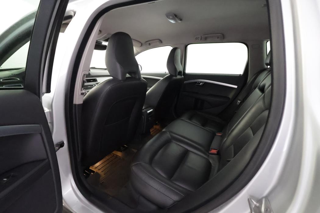 VOLVO V70 2016