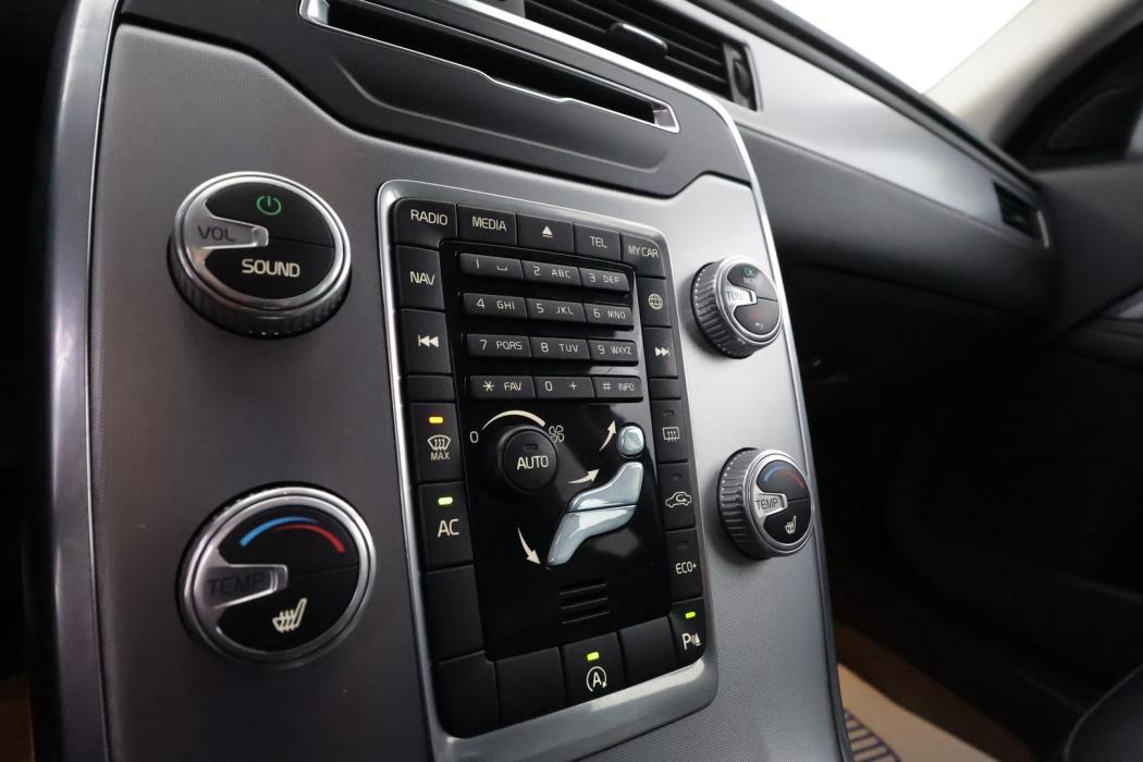 VOLVO V70 2016