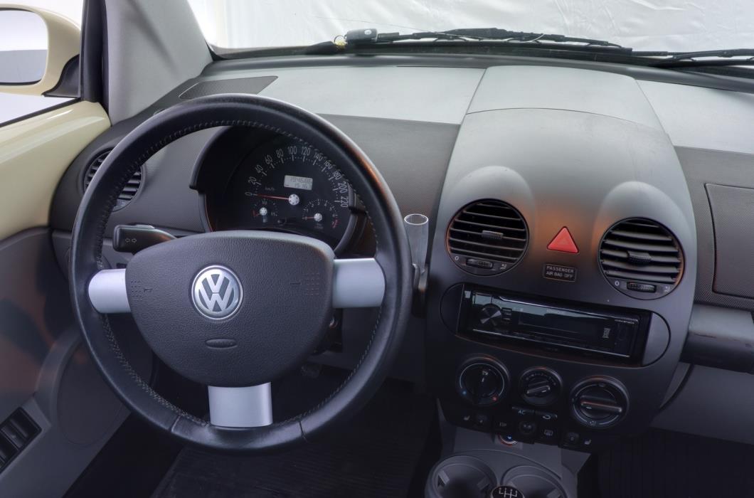 VOLKSWAGEN New Beetle 2004