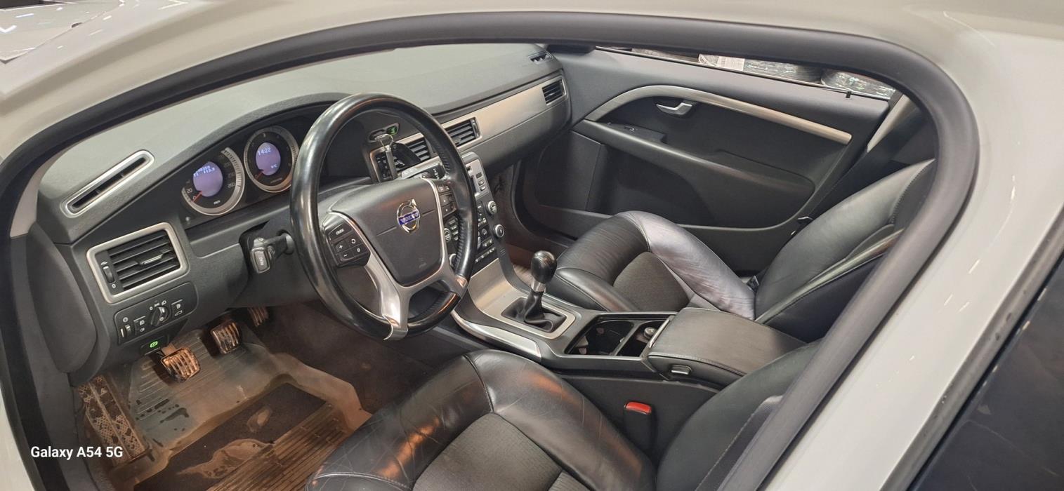 VOLVO V70 2011