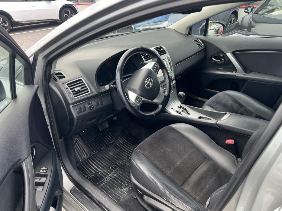 TOYOTA Avensis 2013