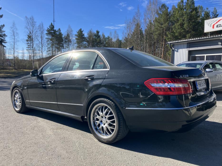 MERCEDES-BENZ E 2011