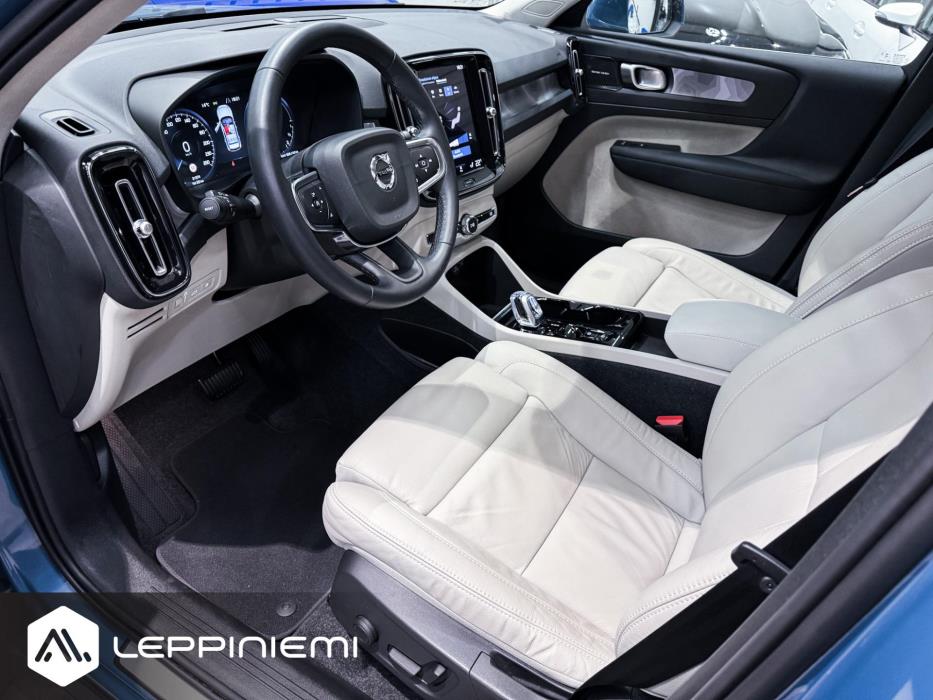 VOLVO XC40 2023