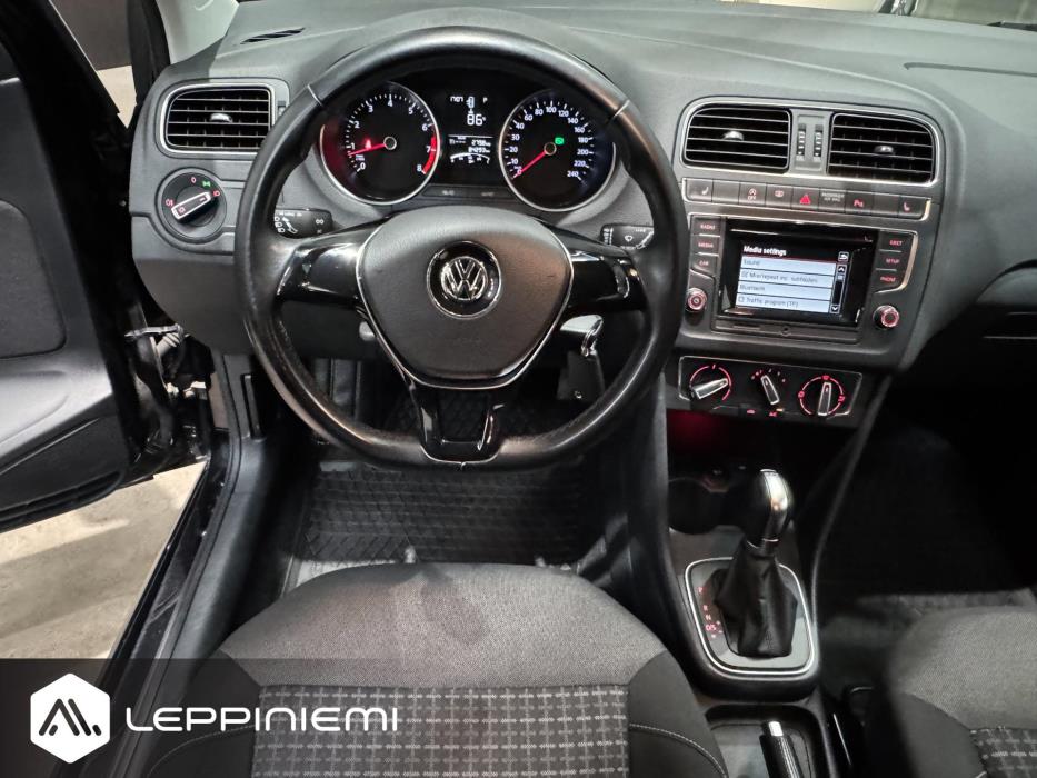VOLKSWAGEN Polo 2015