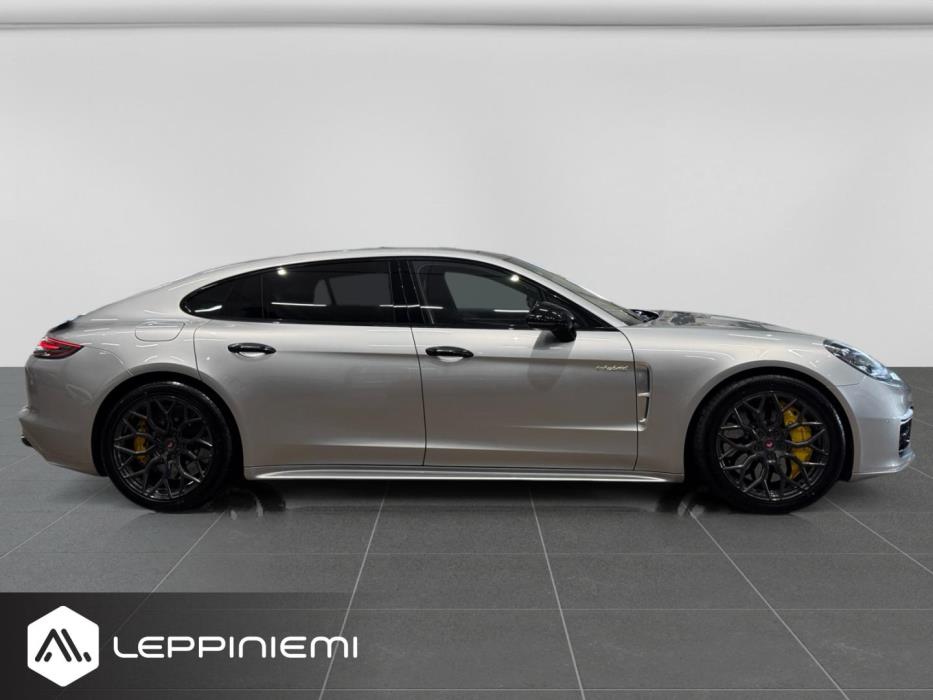 PORSCHE Panamera 2018